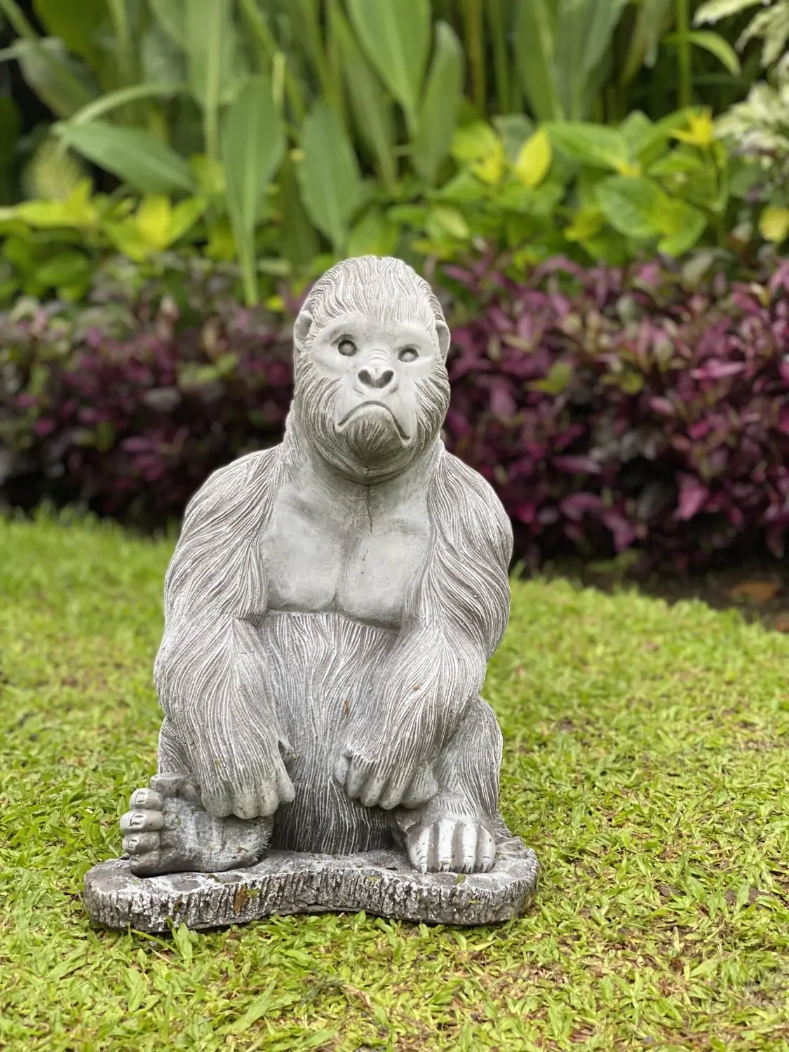 Artikelbild 1 des Artikels “Barney - Gorilla, sitzend, auf Sockel, 40 cm H | Steinguss “